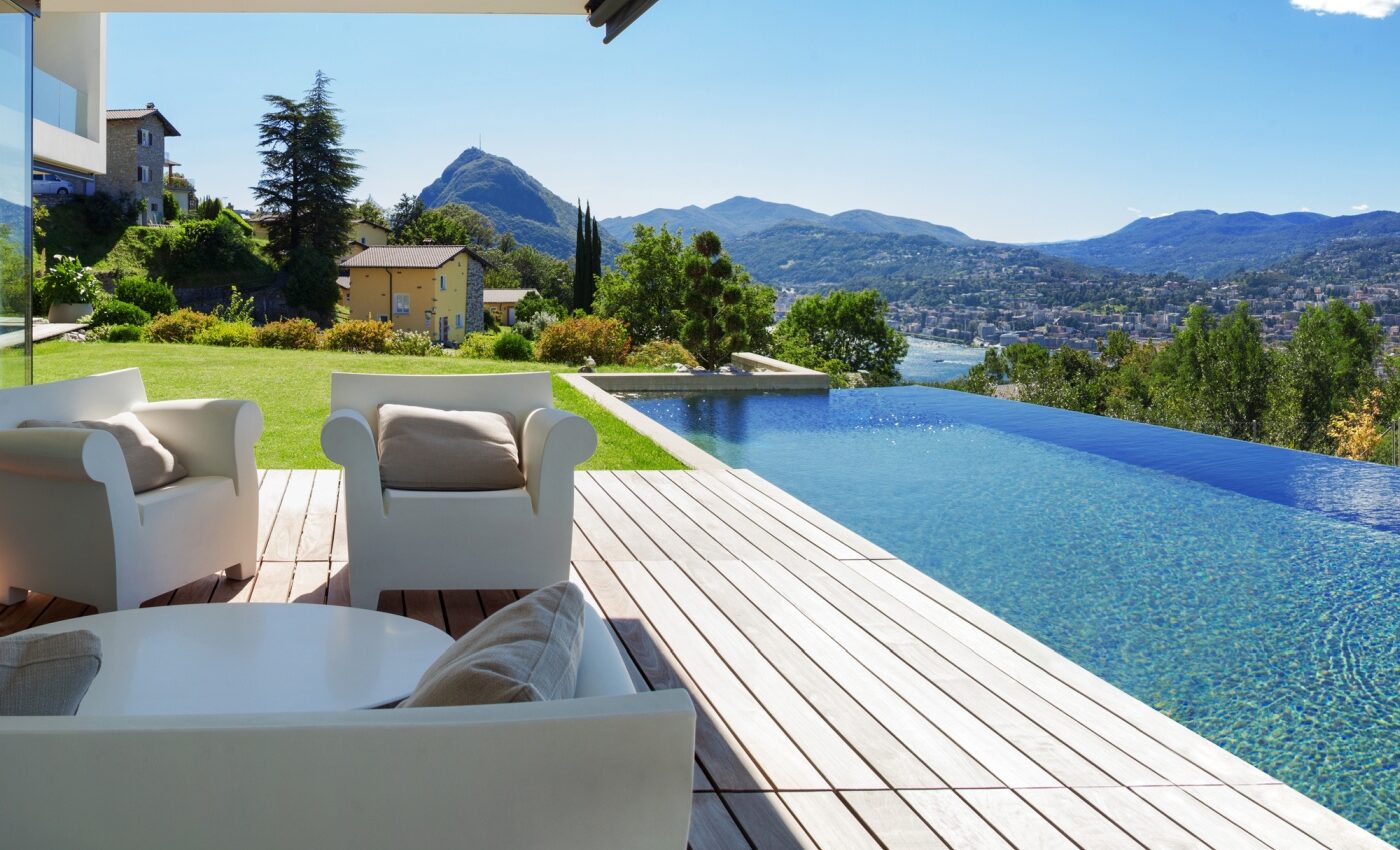 Panorama Blick über Biel mit einem schönen Garten, einer Terrasse und einem Infinity Pool aus Beton von Flusspool.