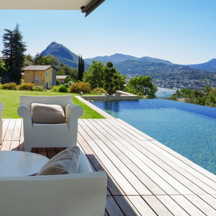 Panorama Blick über Biel mit einem schönen Garten, einer Terrasse und einem Infinity Pool aus Beton von Flusspool.