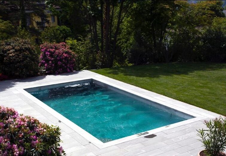 Ein Edelstahlpool von Flusspool in einem schönen grünen und bepflanztem Privatgarten